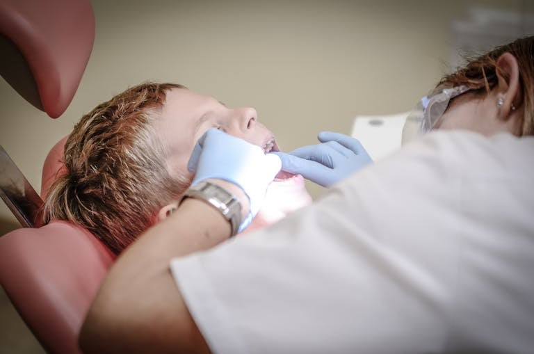 Señales de que necesitas ir al dentista aunque no tengas dolor